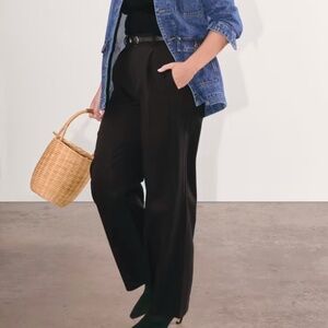 Everlane The Draper Pleated Pant in Buttersmooth in Black, Size 2S